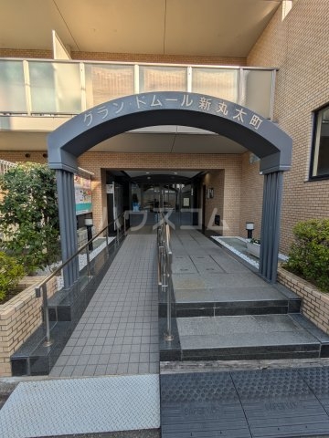 27/30 エントランス