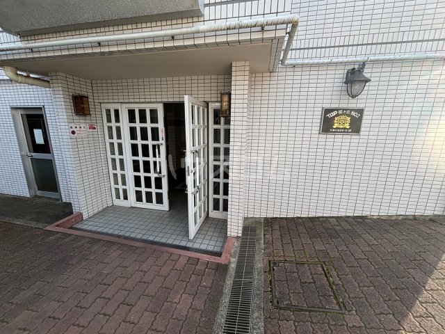 27/30 エントランス