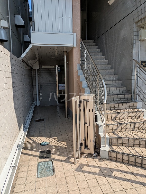 27/30 エントランス