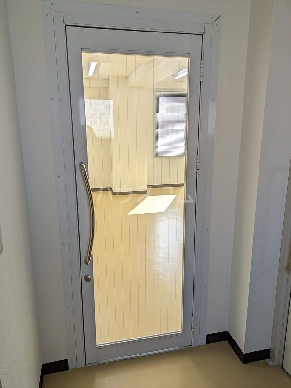 26/30 エントランス