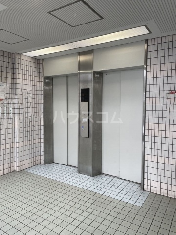 23/28 エントランス