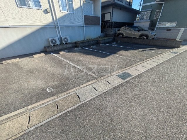 28/30 駐車場