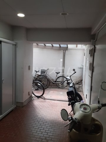 16/17 エントランス