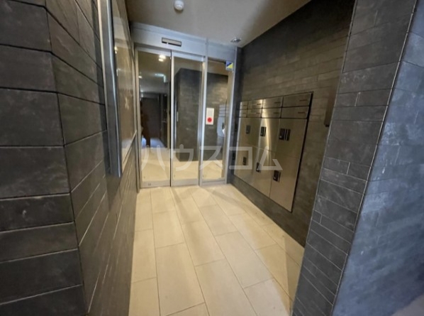 22/27 エントランス