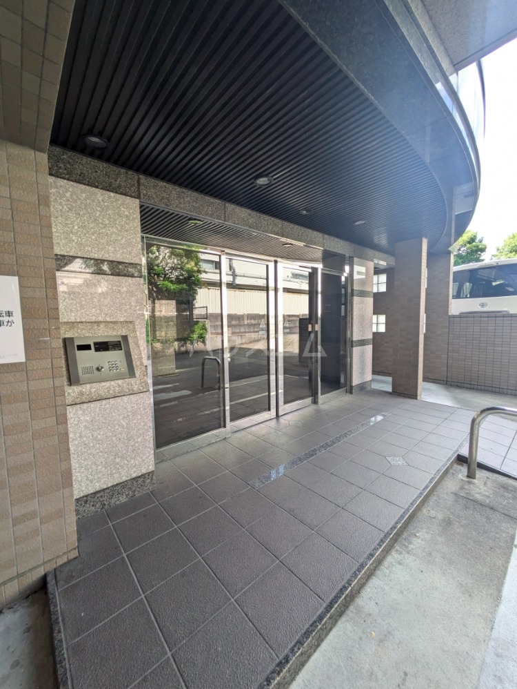 27/30 エントランス