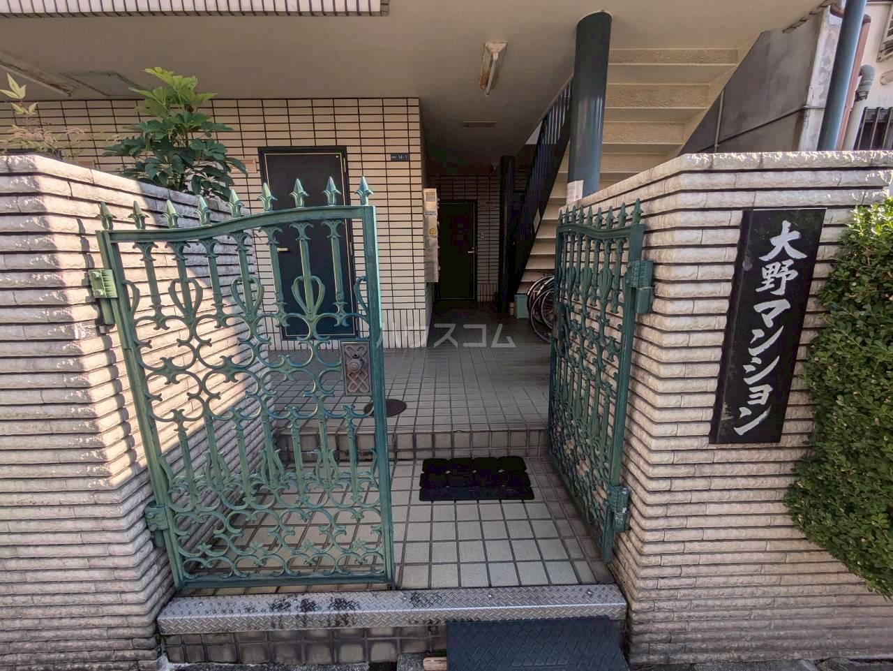 27/30 エントランス