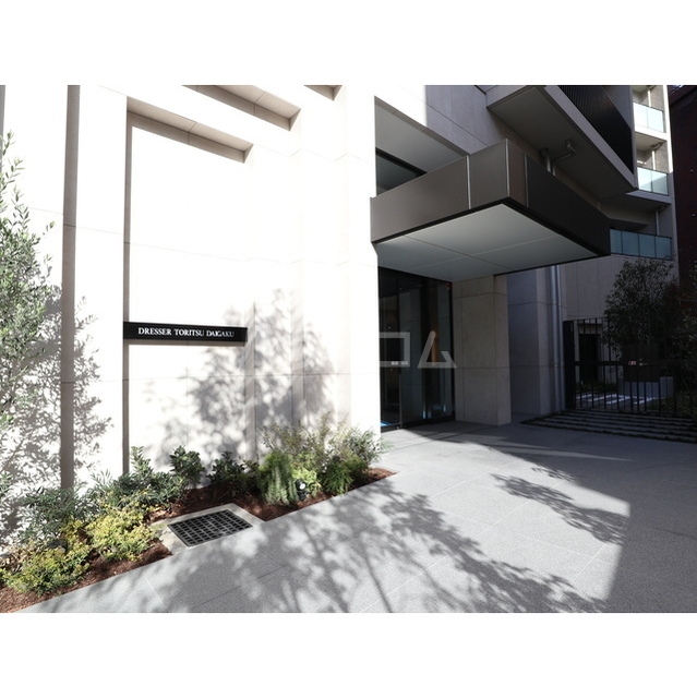 16/23 エントランス