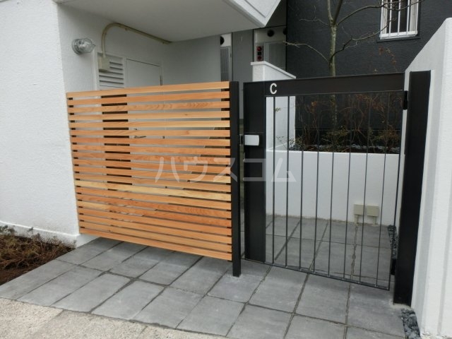 18/27 エントランス