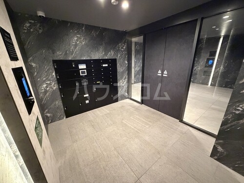 16/23 エントランス