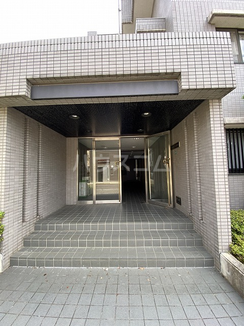 28/30 エントランス