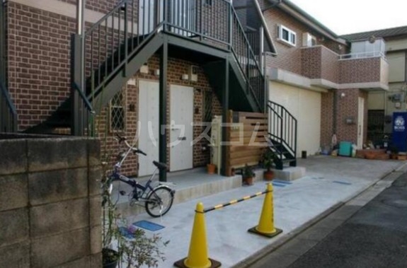 23/28 エントランス