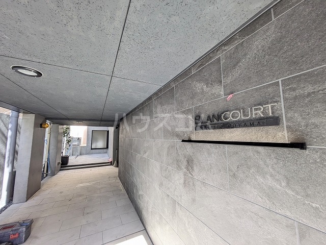 23/30 エントランス