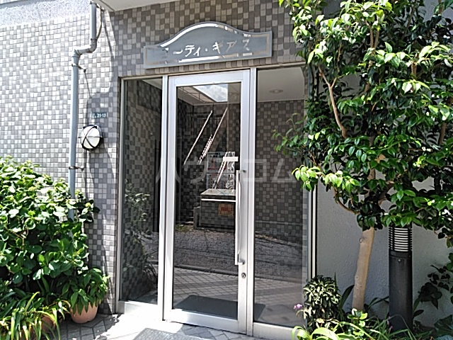 22/27 エントランス