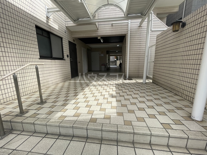 23/30 エントランス