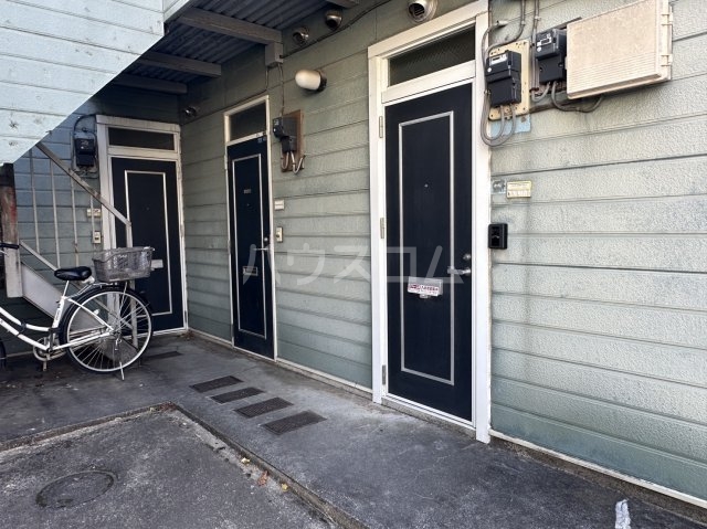 23/27 エントランス