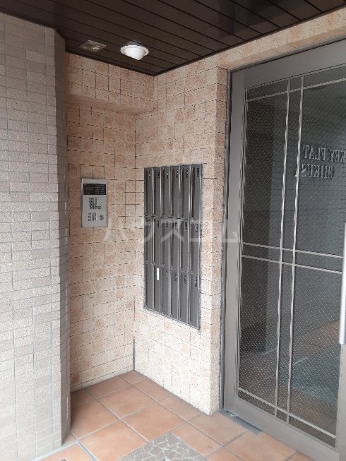 22/27 エントランス