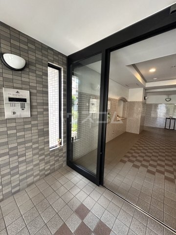 27/30 エントランス