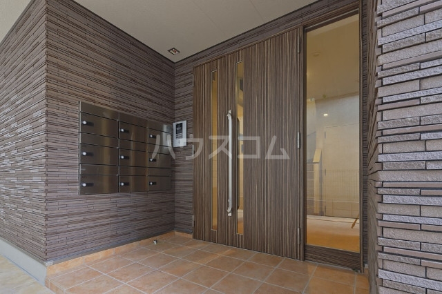 18/27 エントランス