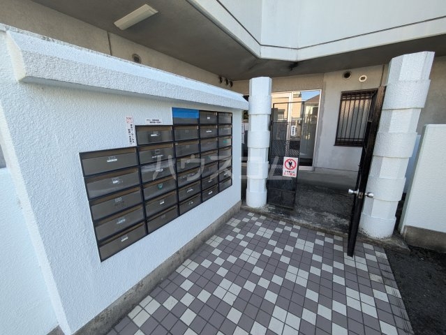 23/27 エントランス