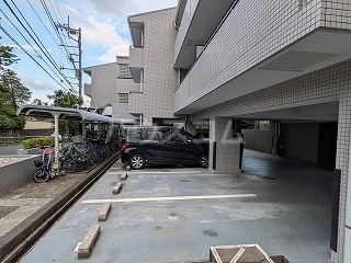 27/30 駐車場