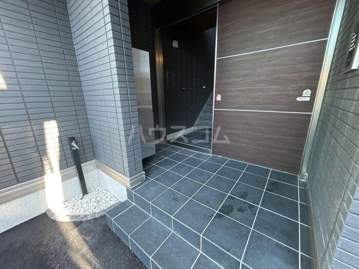 23/25 エントランス