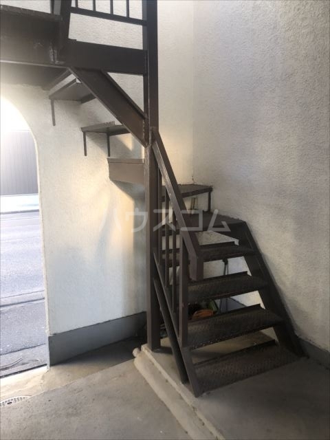 16/23 エントランス