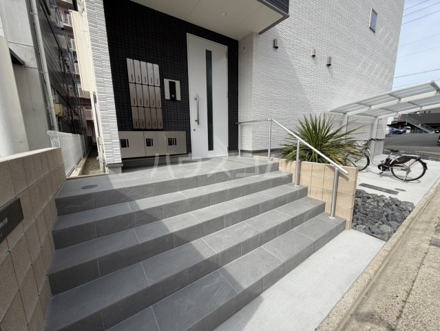 21/30 エントランス