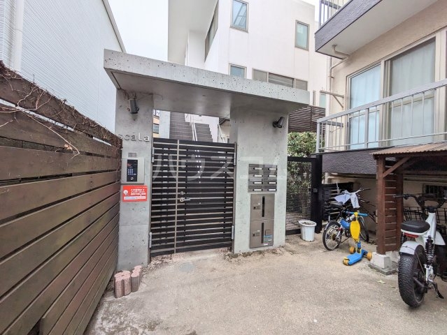 23/24 エントランス