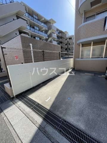 22/28 駐車場