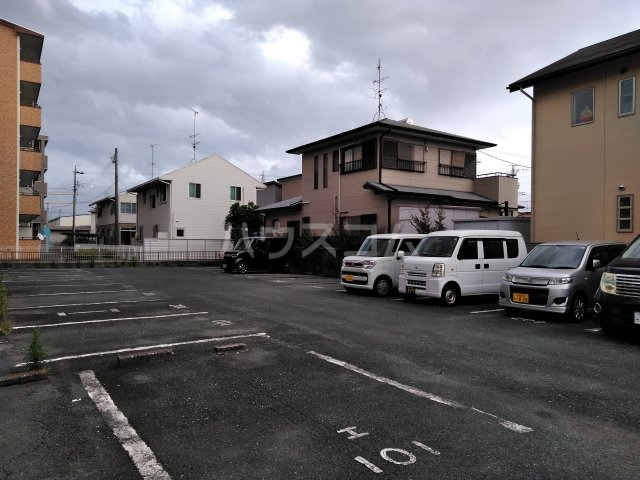 13/17 駐車場