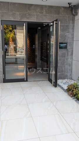 18/27 エントランス