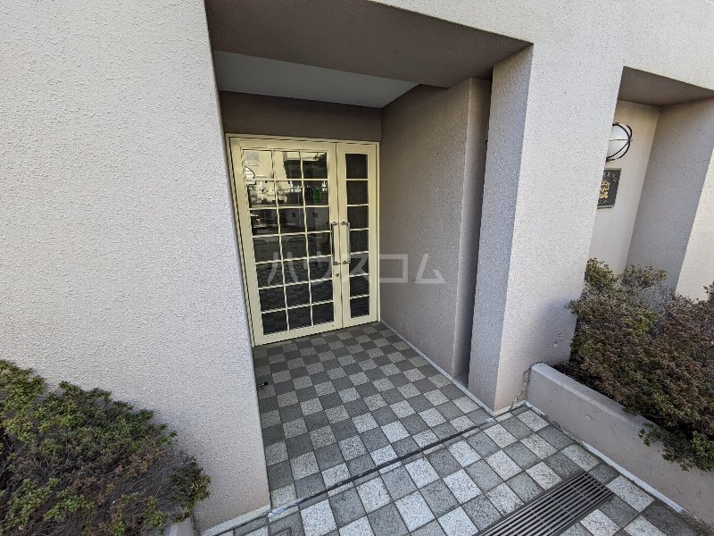 24/30 エントランス