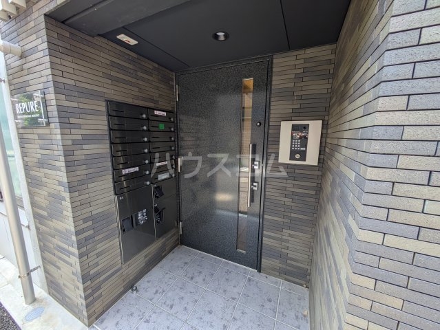 18/27 エントランス