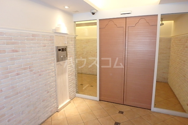 19/27 エントランス