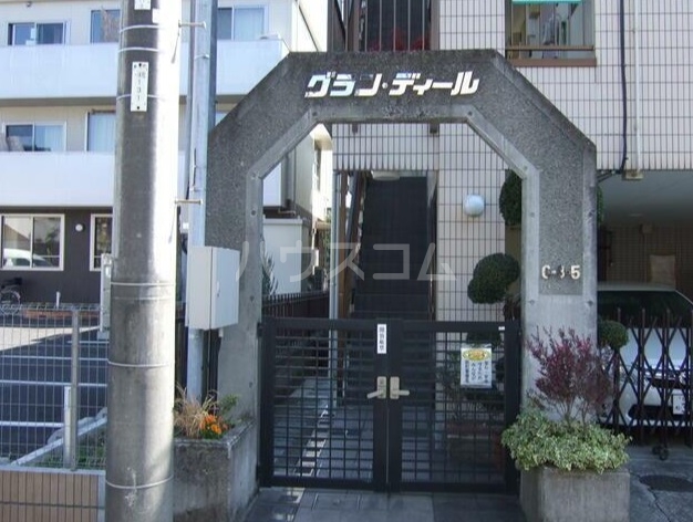 19/30 エントランス