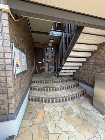 16/27 エントランス