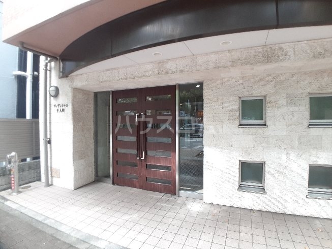 21/30 エントランス