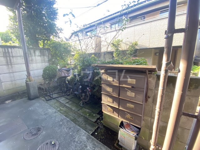 23/27 エントランス