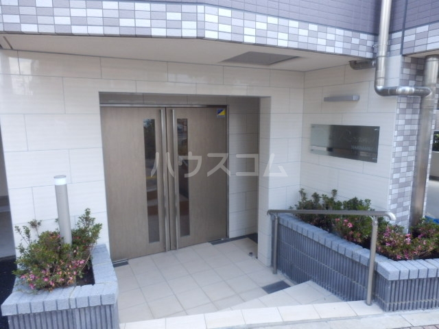 24/25 エントランス