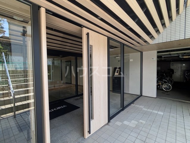 18/27 エントランス