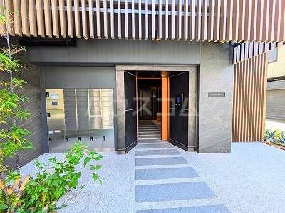 21/30 エントランス