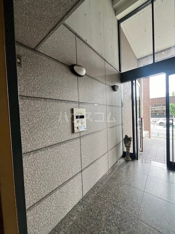 27/30 エントランス