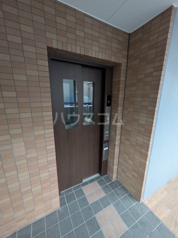 27/30 エントランス