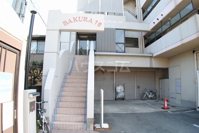 26/30 エントランス