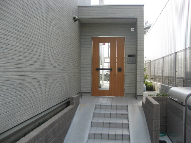 22/26 エントランス