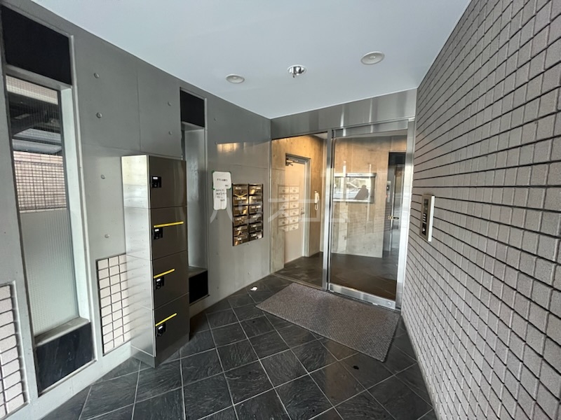 28/30 エントランス