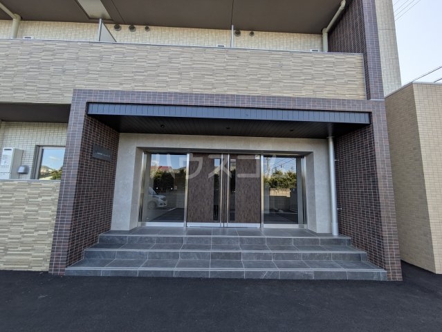 23/27 エントランス