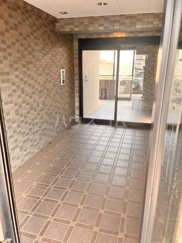 18/29 エントランス