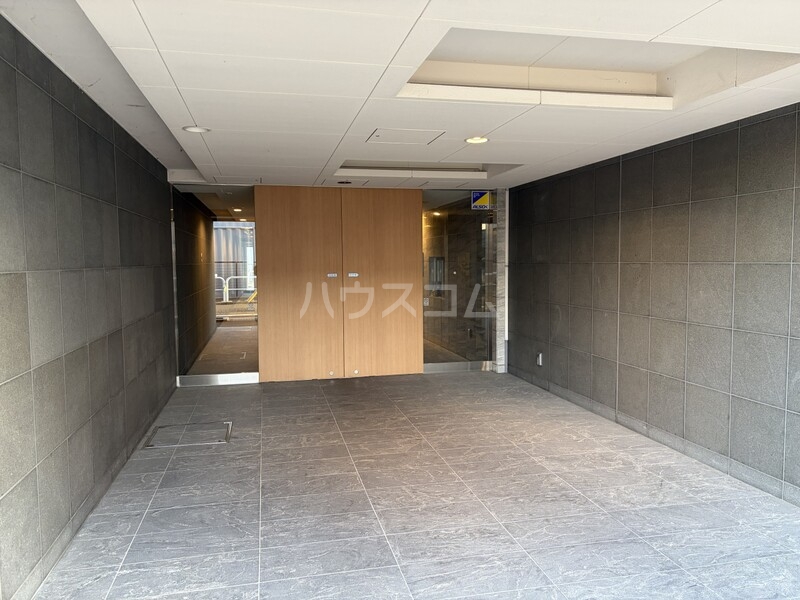 13/18 エントランス