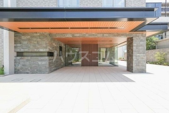 16/23 エントランス